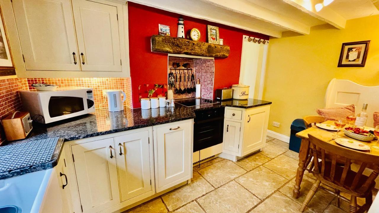 Thornwell Cottage: Charming Village Retreat With Gardens And Views *